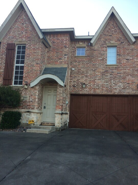 2145 Parkview in Carrollton, TX - Building Photo