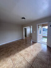 2114 Brundage Ln in Bakersfield, CA - Building Photo - Building Photo