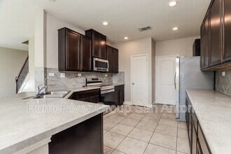 7010 Palomino Bay in San Antonio, TX - Building Photo - Building Photo