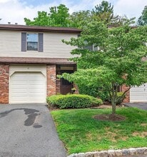 6 Dogwood Dr in Edison, NJ - Building Photo - Building Photo