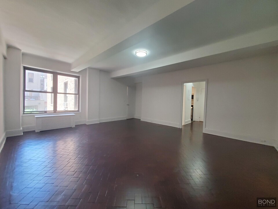 160 W 73rd St in New York, NY - Building Photo