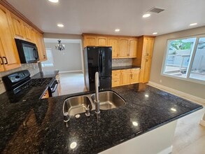 12566 Salmon River Rd in San Diego, CA - Foto de edificio - Building Photo