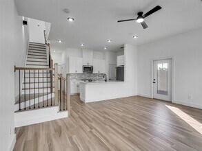 4421 Reed Rd in Houston, TX - Foto de edificio - Building Photo