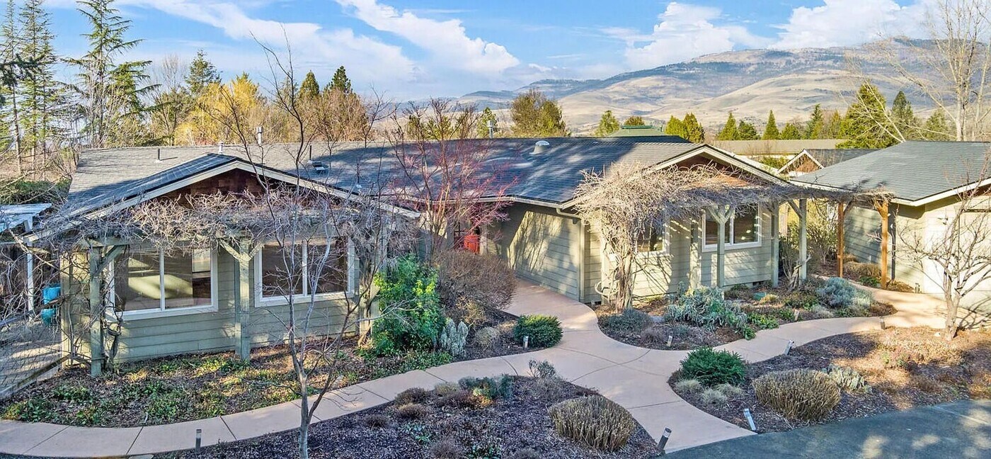 679 Clay St in Ashland, OR - Building Photo