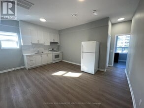 9 Wellington St E in Aurora, ON - Building Photo - Building Photo