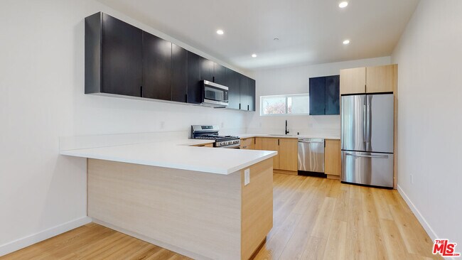 2331 Hauser Blvd-Unit -1/2 in Los Angeles, CA - Foto de edificio - Building Photo