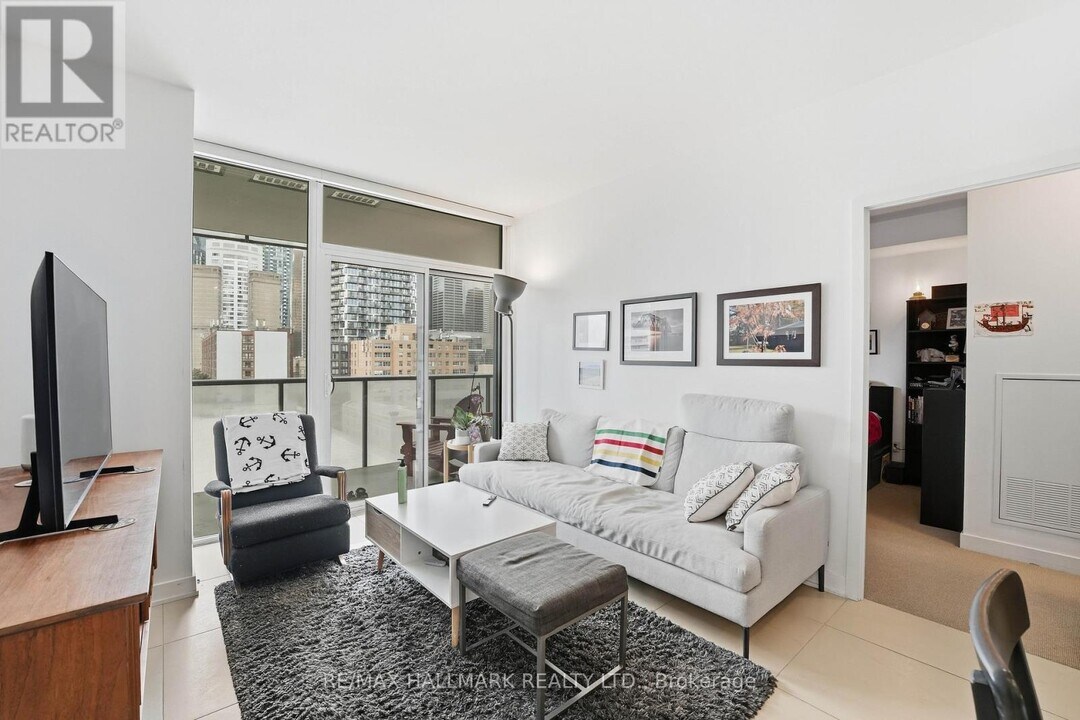 1 Market St. in Toronto, ON - Building Photo