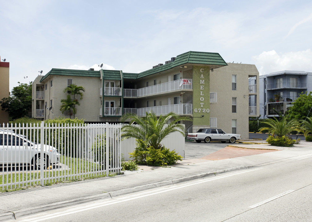 Camelot Apartments in Hialeah, FL - Building Photo