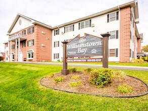Mcfarland Williamstown Bay (55+) in McFarland, WI - Foto de edificio - Building Photo