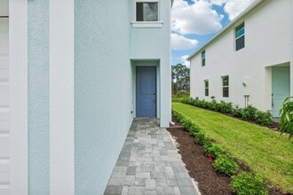 5730 SE Edgewater Cir in Stuart, FL - Building Photo - Building Photo