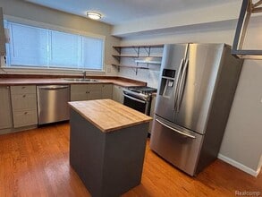 2850 Oldsmobile Ave in Waterford Township, MI - Building Photo - Building Photo