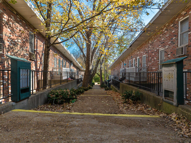 Laclede Forest Apartments in St. Louis, MO - Foto de edificio - Building Photo