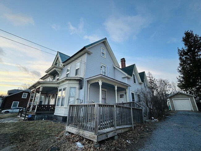 23 Pleasant St in Hillsborough, NH - Building Photo - Building Photo