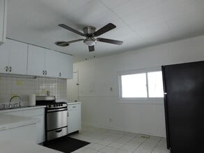 33 Hawthorne Ln in Streamwood, IL - Building Photo - Building Photo