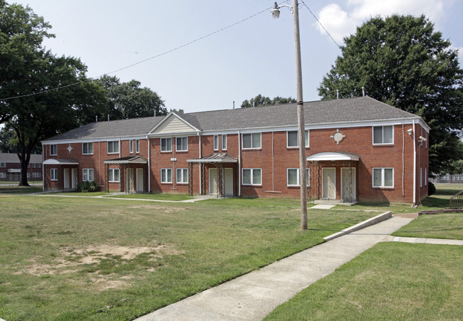 Saints Court Apartments in Memphis, TN - Building Photo - Building Photo