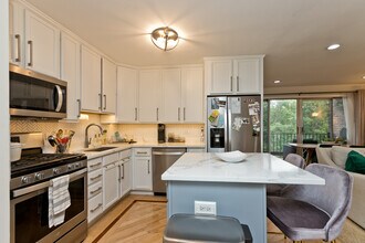 4136 N California Ave, Unit 304 in Chicago, IL - Building Photo - Building Photo