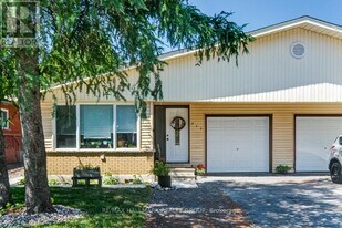 848 Trojan Ave in Ottawa, ON - Building Photo