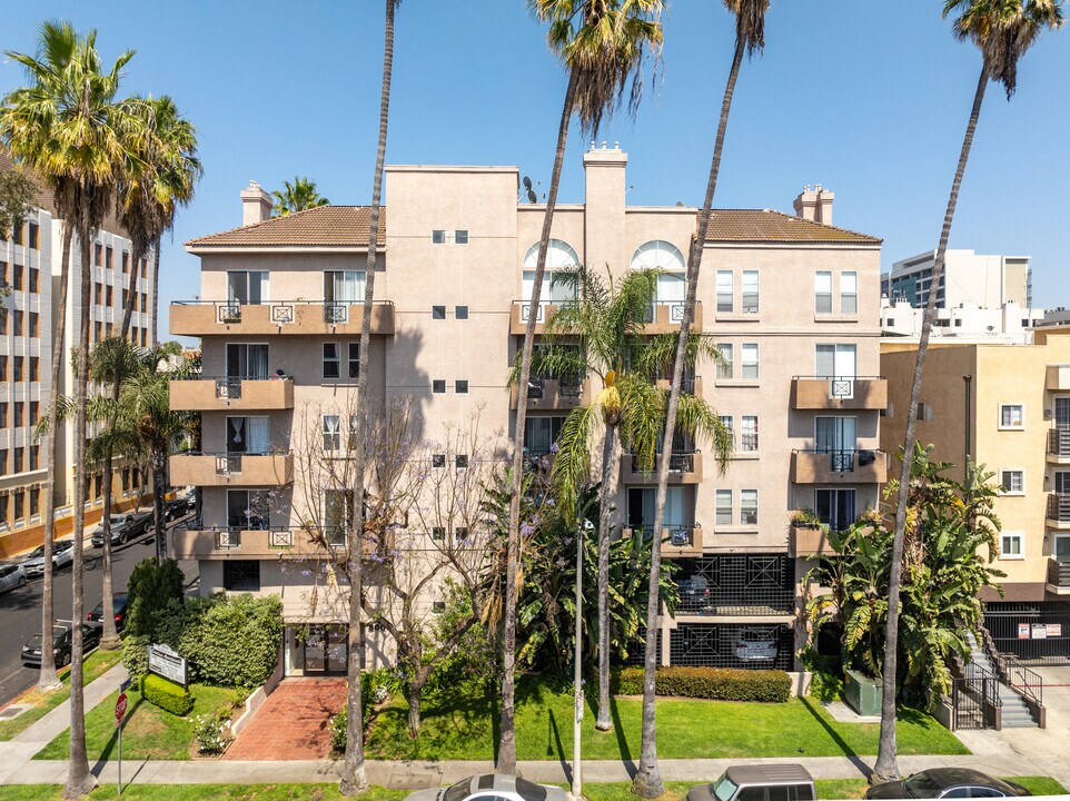 Catalina Apartments in Los Angeles, CA - Building Photo