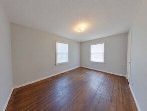 1557 N Broadview Ave in Wichita, KS - Building Photo - Building Photo