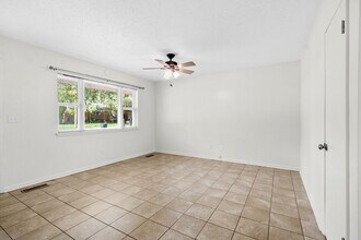 840 W Davis St in Fayetteville, AR - Foto de edificio - Building Photo