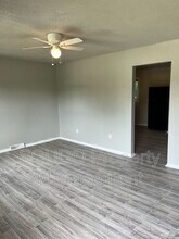 623 N Highland Dr in Independence, MO - Building Photo - Building Photo