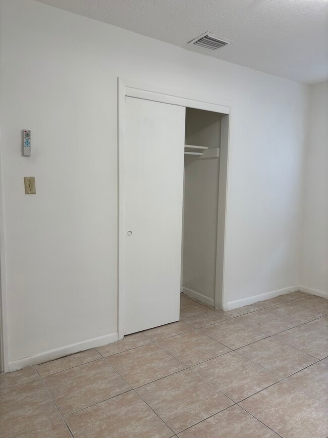 3519 W Rogers Ave in Tampa, FL - Building Photo - Building Photo