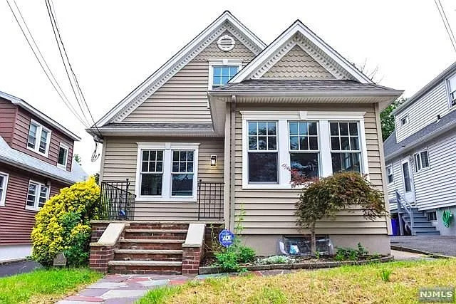 4 Hillside Ct, Unit 2nd Floor in Ridgefield, NJ - Building Photo