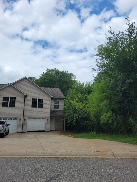 318 Zach Dr in Boiling Springs, SC - Building Photo