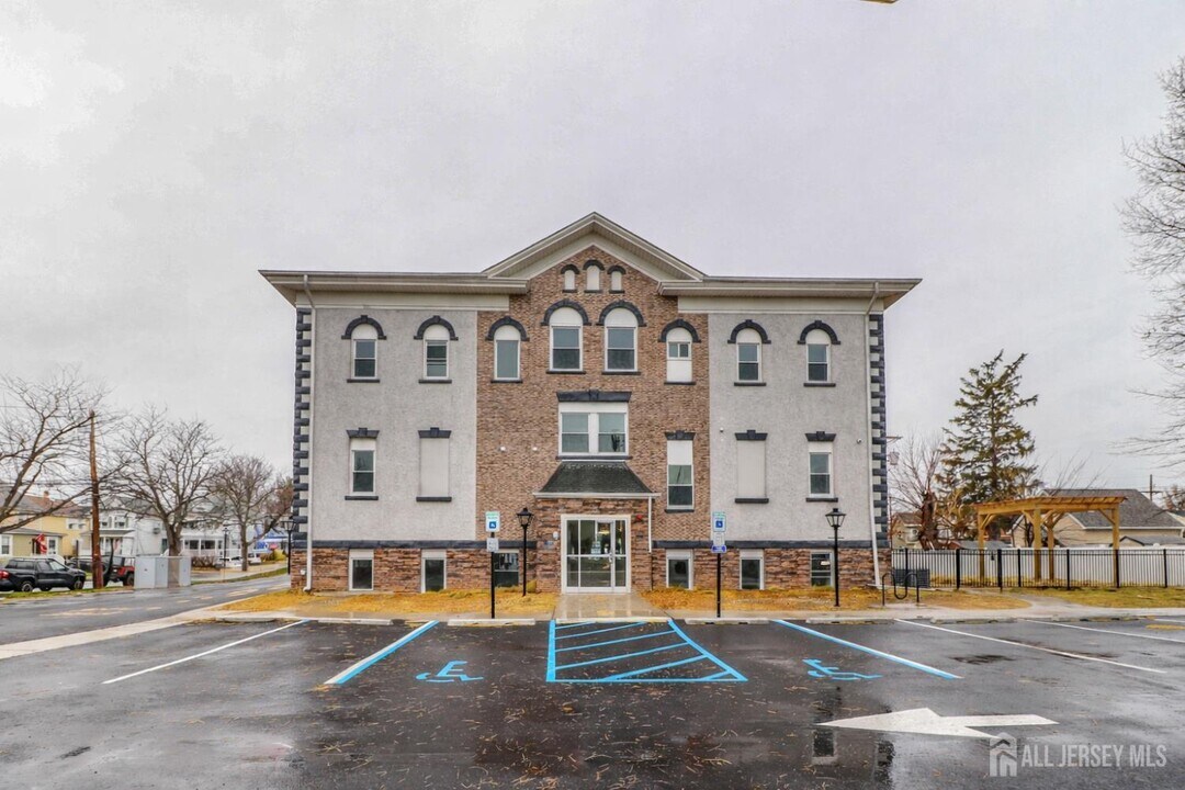 33 Second St in Raritan, NJ - Building Photo