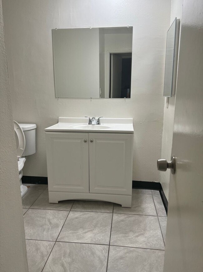 15050 Vanowen St in Los Angeles, CA - Building Photo - Building Photo