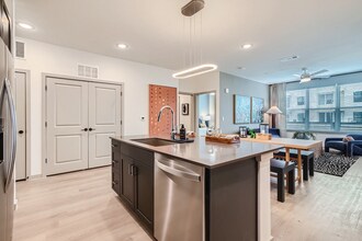 3499 Clinton Dr in Houston, TX - Building Photo - Building Photo