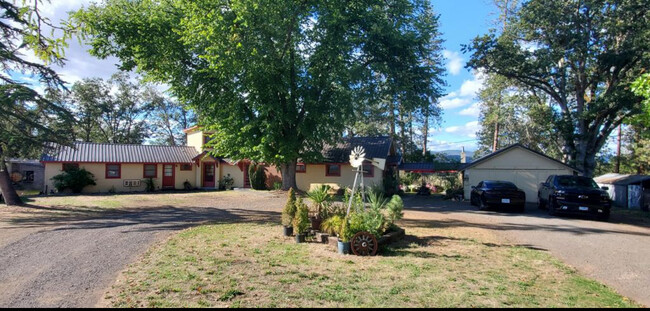 1501 Hammel Rd in Eagle Point, OR - Building Photo - Building Photo