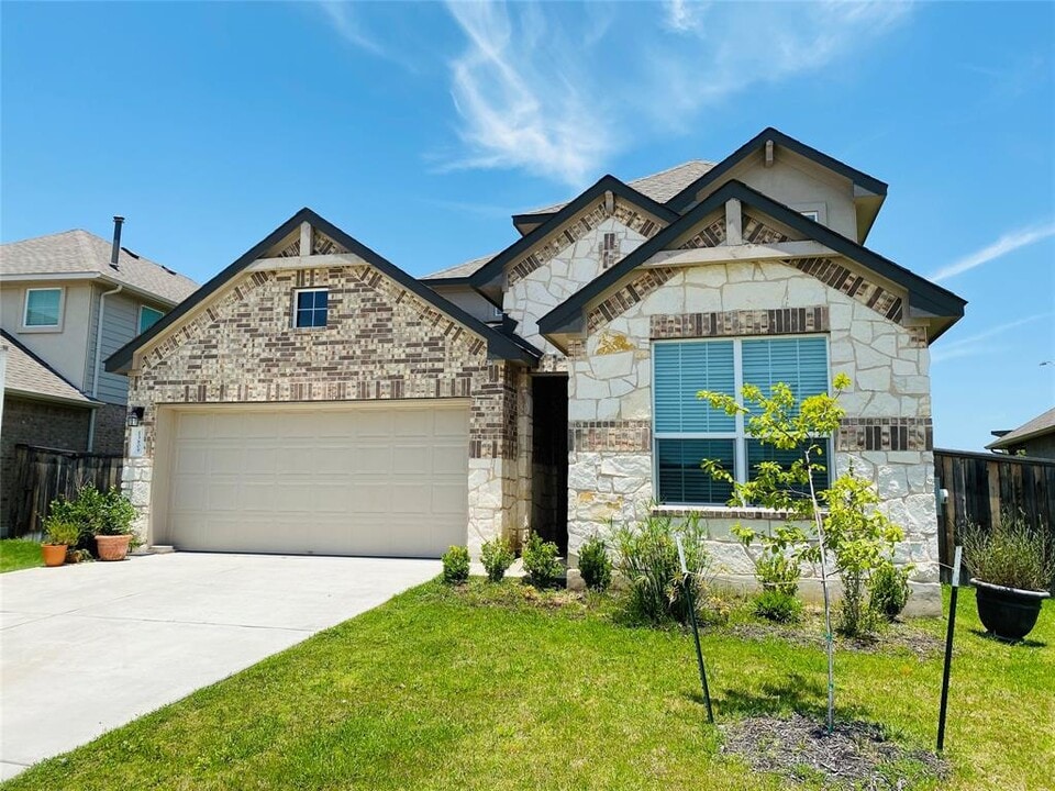 13809 Mcarthur Dr in Manor, TX - Building Photo