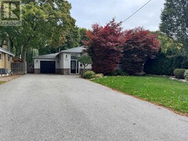 36 Johnson Rd in Aurora, ON - Building Photo