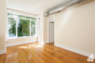 900 W Newport Ave, Unit 2 in Chicago, IL - Foto de edificio - Building Photo