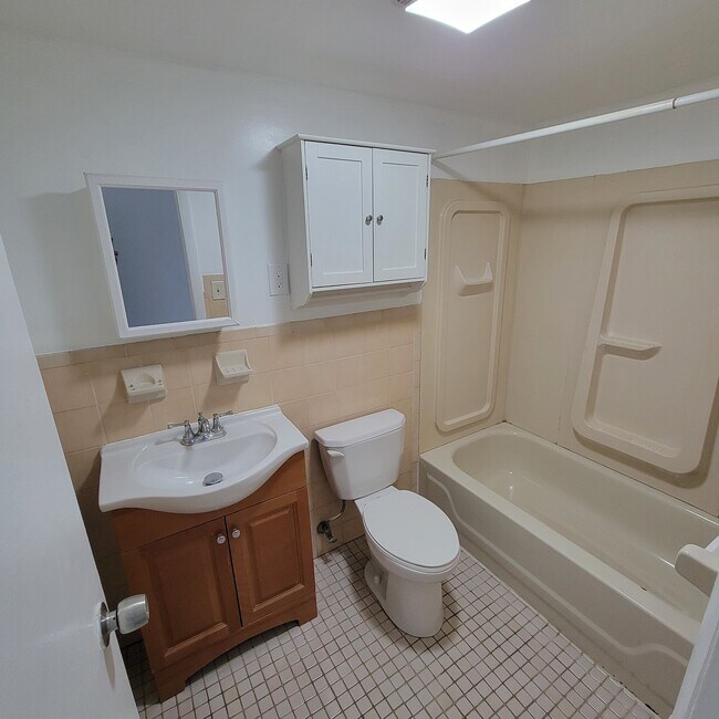1306 Manhattan Ave, Unit BR in Union City, NJ - Building Photo - Building Photo