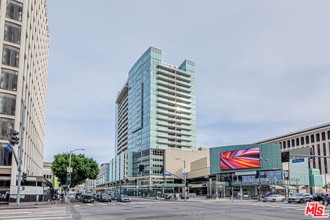 3785 Wilshire Blvd in Los Angeles, CA - Foto de edificio