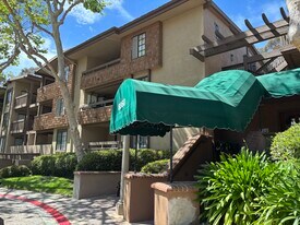 8860 Villa La Jolla Dr in San Diego, CA - Building Photo