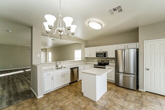 11390 W Massey Dr in Marana, AZ - Foto de edificio - Building Photo