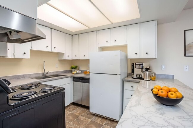 Westborough Court in Edmonton, AB - Building Photo - Building Photo