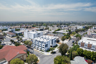 5000 W Maplewood Ave in Los Angeles, CA - Building Photo - Building Photo