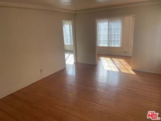 130 E Hillcrest Blvd in Inglewood, CA - Building Photo - Building Photo