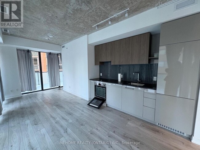 161 Roehampton Ave in Toronto, ON - Building Photo - Building Photo