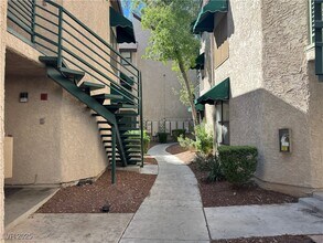 520 Elm Dr in Las Vegas, NV - Building Photo - Building Photo