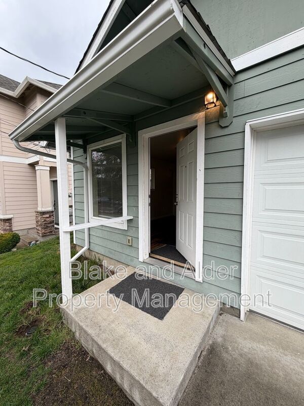 13637 SE Center St in Portland, OR - Building Photo - Building Photo