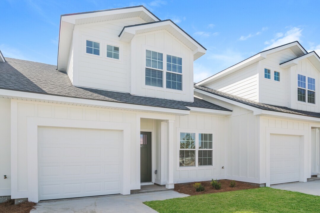 1067 Walker Point Way in Brunswick, GA - Building Photo