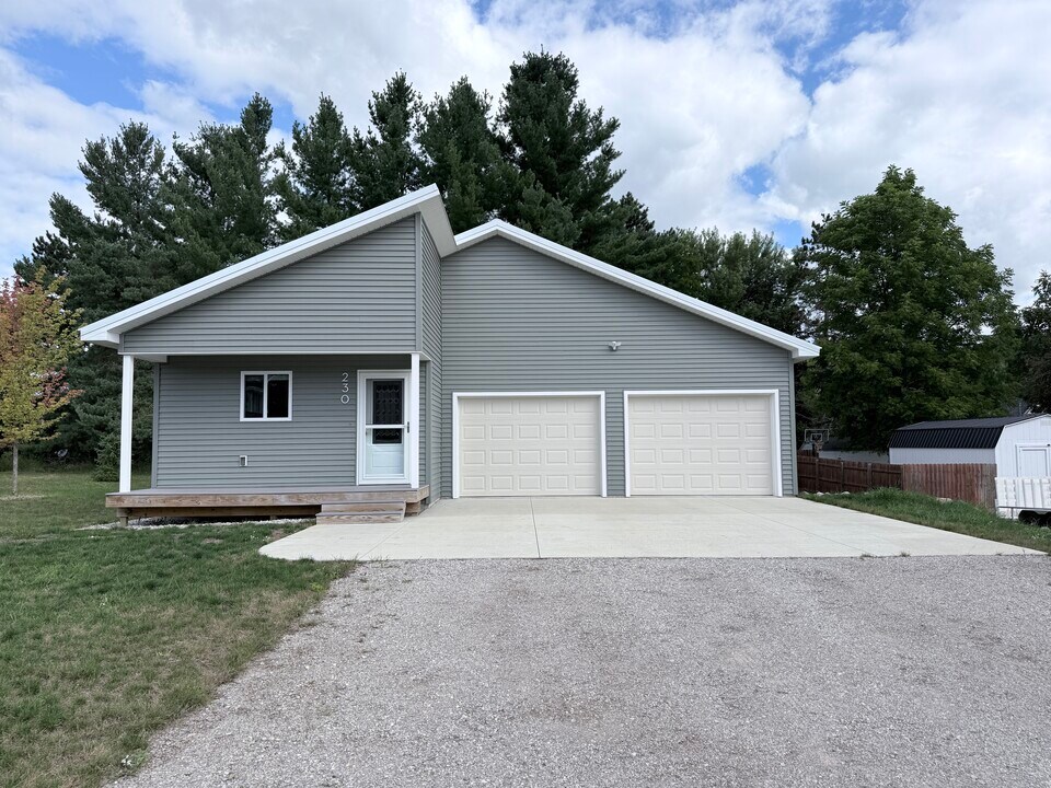 230 Ridge St in Boyne City, MI - Building Photo