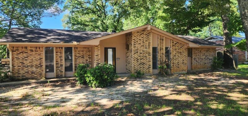 806 Hollybrook Dr in Longview, TX - Building Photo