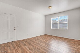 6955 N Durango Dr in Las Vegas, NV - Building Photo - Building Photo