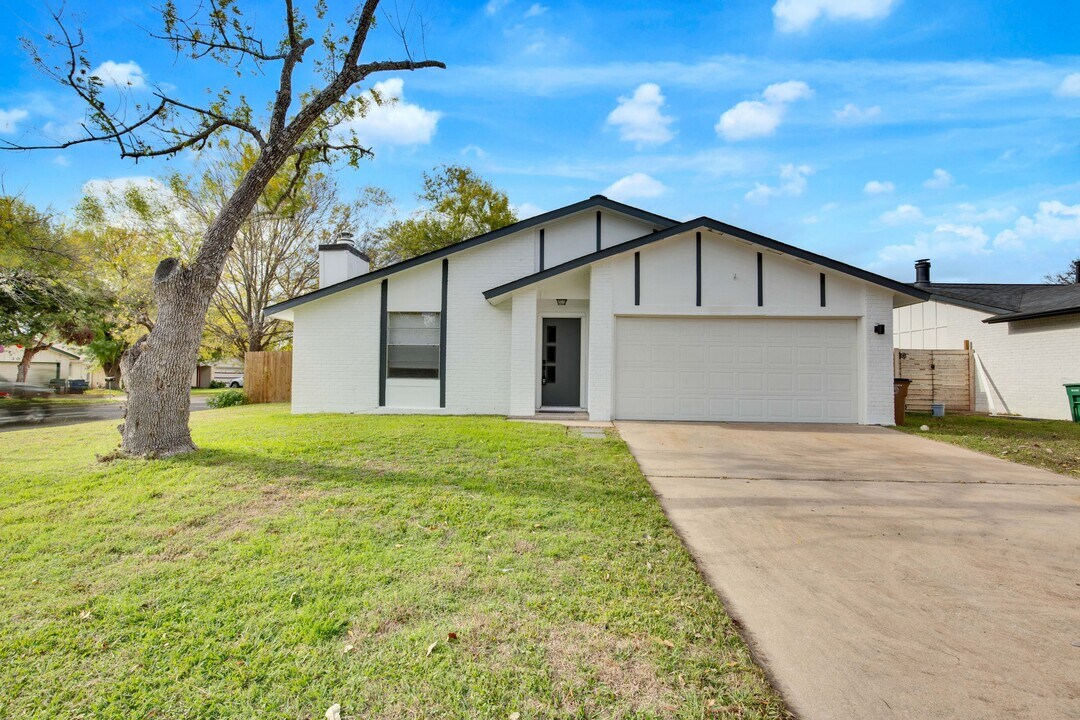 7002 Skynook Dr in Austin, TX - Building Photo